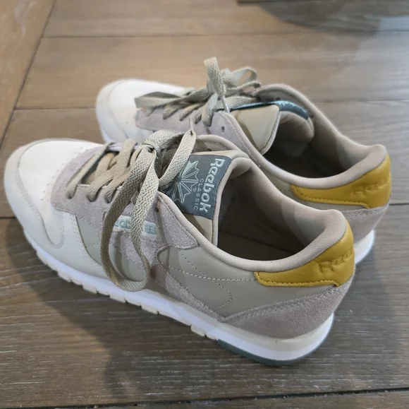 Reebok Classic Leather Sneaker, Women's Size 8 - Picture 2 of 9